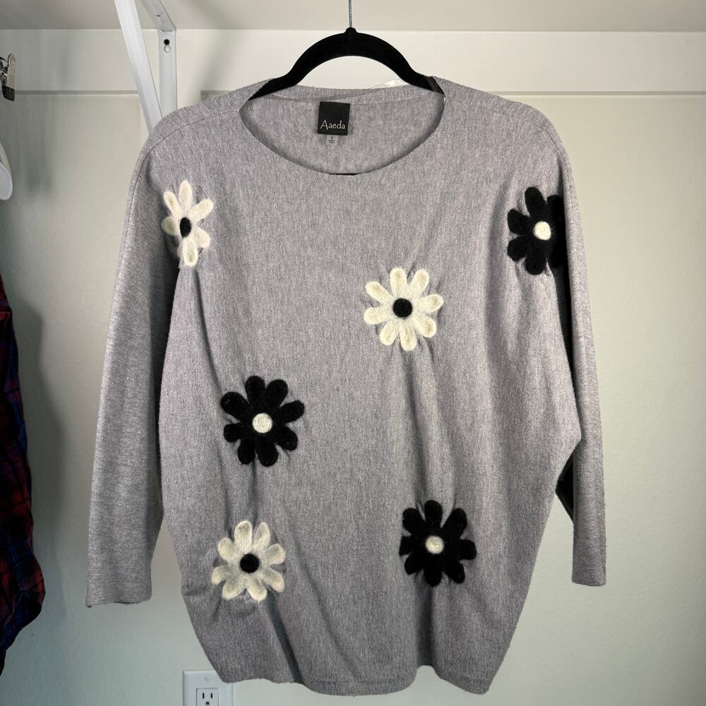 Aaeda 3/4 Sleeve Floral‎ Embroidered Sweater Size Large Gray Crew Neck Women's